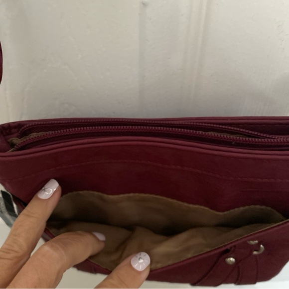 Elegant Burgundy Crossbody Bag - Picture 5 of 11